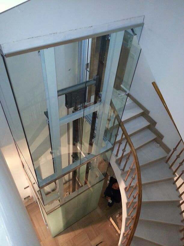 Ascensor acristalado en el ojo de una escalera de caracol