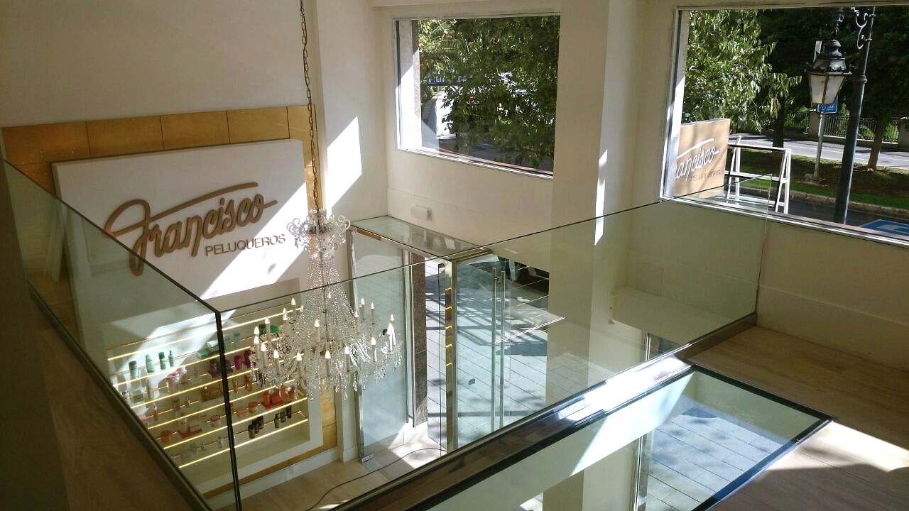 Hueco con suelo de vidrio en una tienda, protegido por una barandilla de vidrio