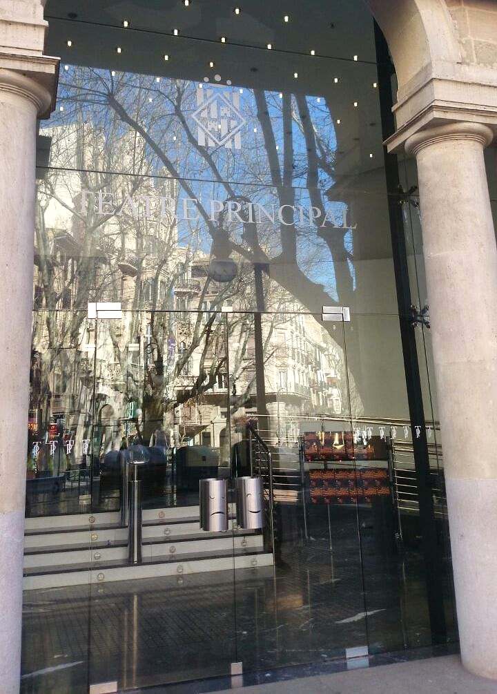 Gran acristalamiento entre arcos de piedra en la entrada de un edificio