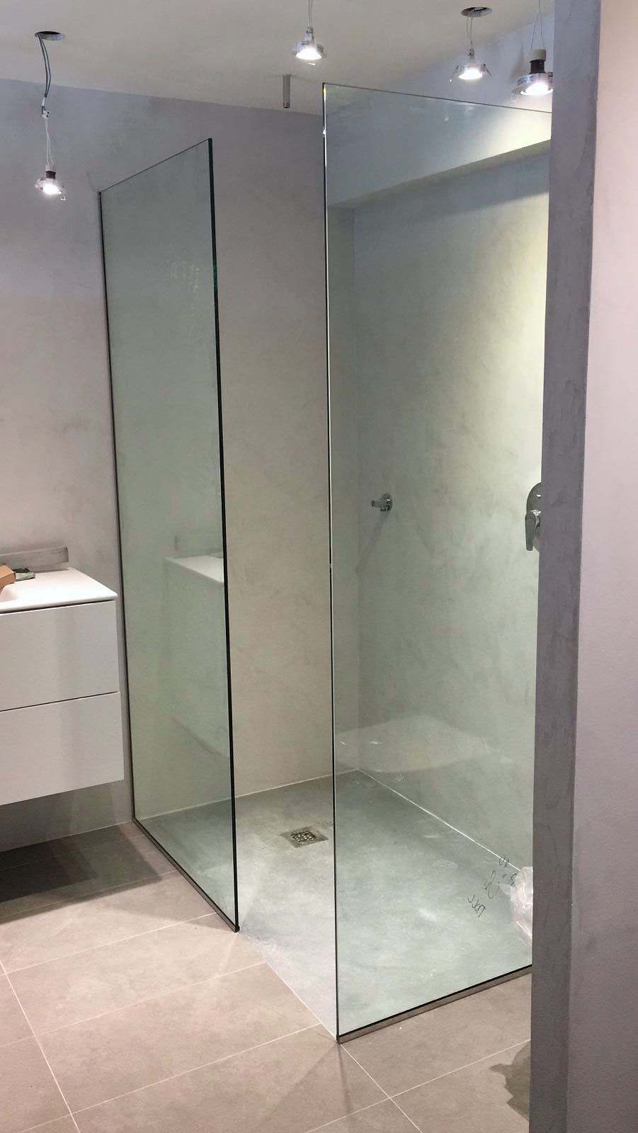 Ducha de obra con dos paneles fijos de vidrio en ángulo