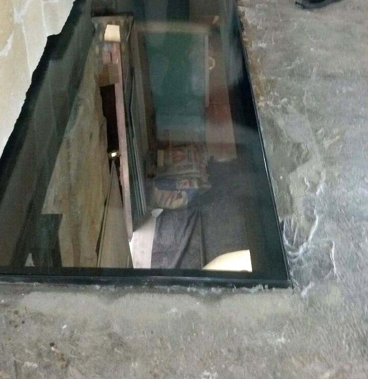 Lámina de vidrio pisable encastrada en el suelo durante la obra