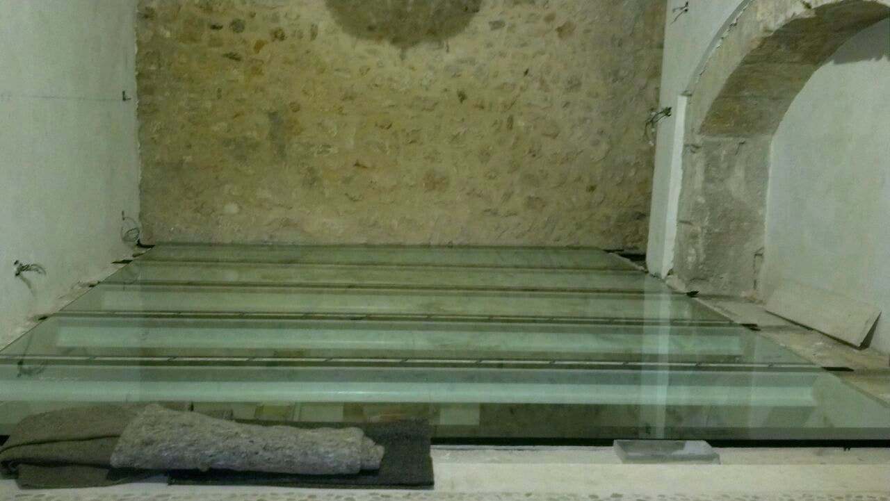 Sótano de piedra con techo de láminas de vidrio pisable